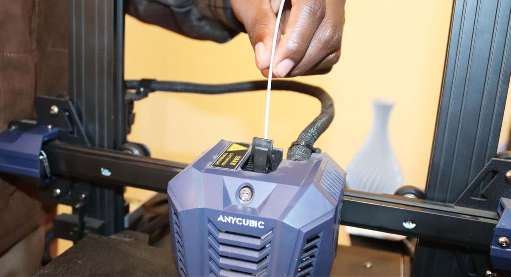 Inserting the filament to the print head